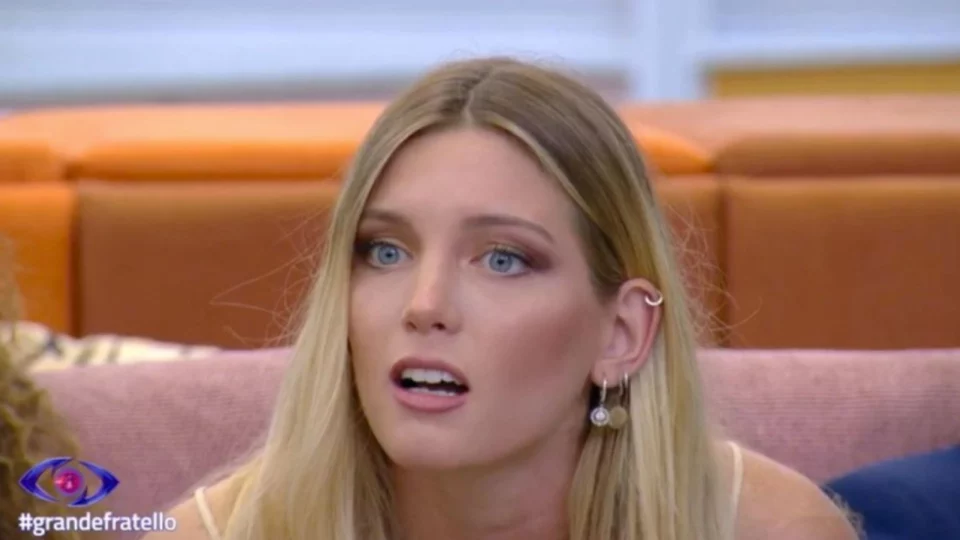 anita olivieri toglie microfono notte
