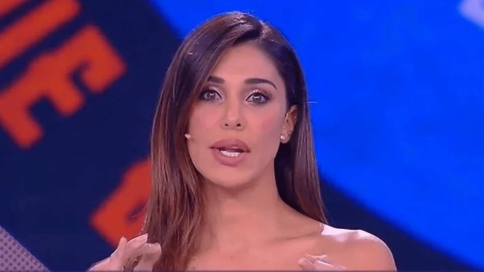 Belen Rodriguez risponde a tono all'hater che critica la foto in inimo