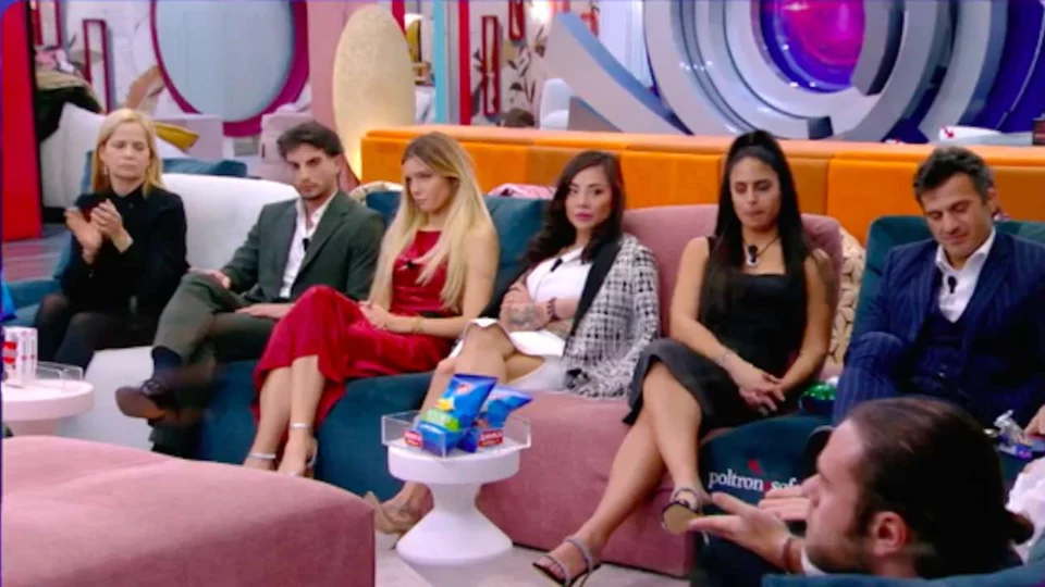 Bacio nella notte tra due gieffine? Scoppia il gossip: “Una delle due è fidanzata”