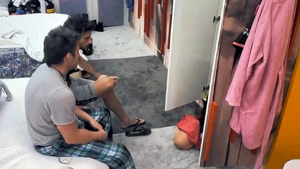 Rosy Chin si chiude nell'armadio per parlare di nascosto