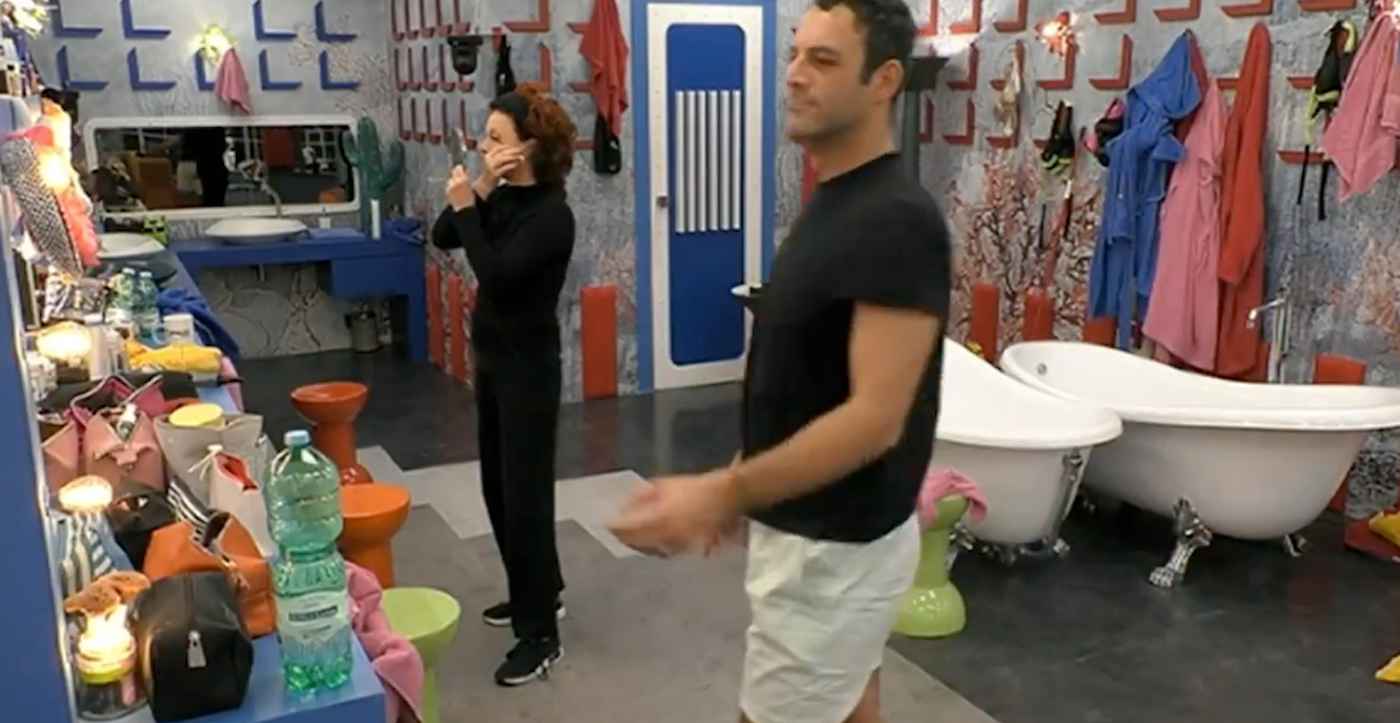 Grande Fratello, la regia ricorda agli inquilini i microfoni