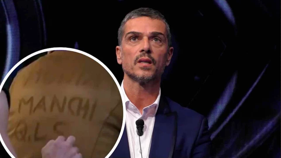 Varrese si fa scrivere una dedica per Monia sulla giacca (VIDEO)