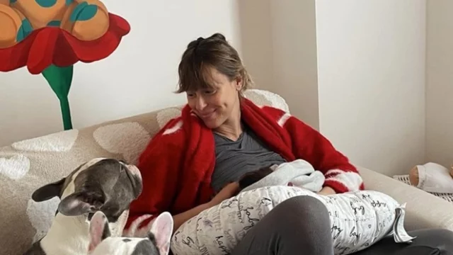 Federica Pellegrini torna a casa con la figlia e i suoi cani (FOTO)