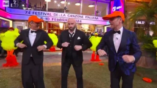 John Travolta balla Il ballo del qua qua con Fiorello e Amadeus