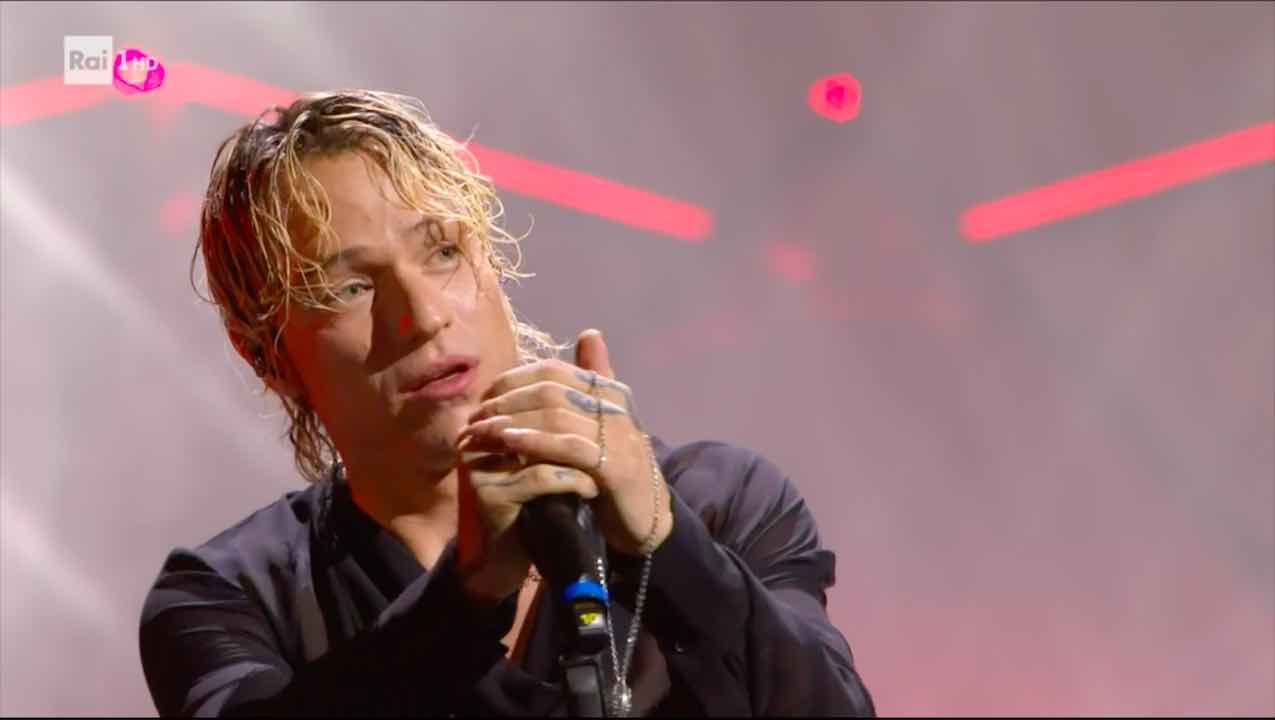Irama, perché ha una collana in mano durante l’esibizione?