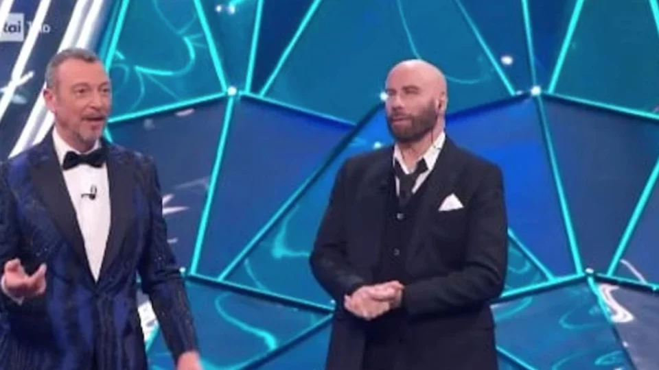 John Travolta, pubblicità occulta a Sanremo? Amadeus fa chiarezza