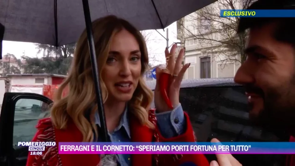 Chiara Ferragni riceve il cornetto da Myrta Merlino
