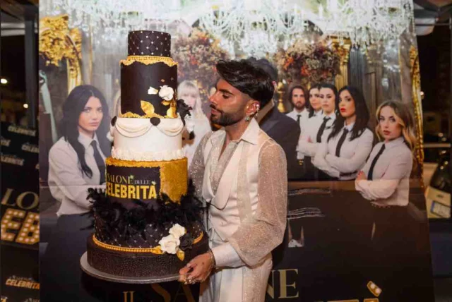Federico Fashion Style posa con la torta dedicata a Il salone delle CelebritaÌ