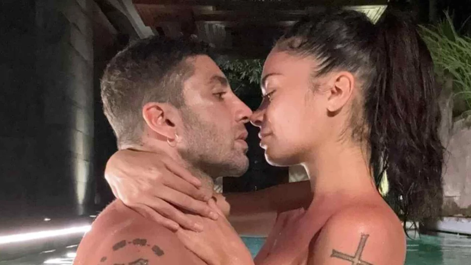 Elodie e Andrea Iannone nudi in piscina: i bollenti scatti