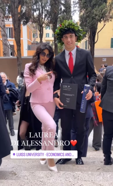 Carmen Di Pietro insieme al figlio Alessandro dopo la laurea