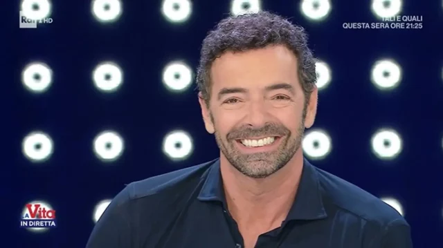 Alberto Matano manda una frecciatina alla "concorrenza"