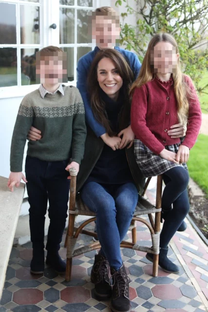 La prima foto di Kate Middleton con la famiglia dopo l'operazione