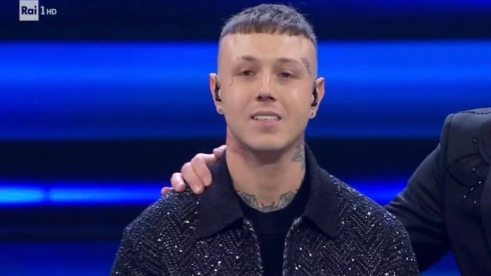 Lazza, la sua Cenere è il brano di Sanremo più venduto di sempre