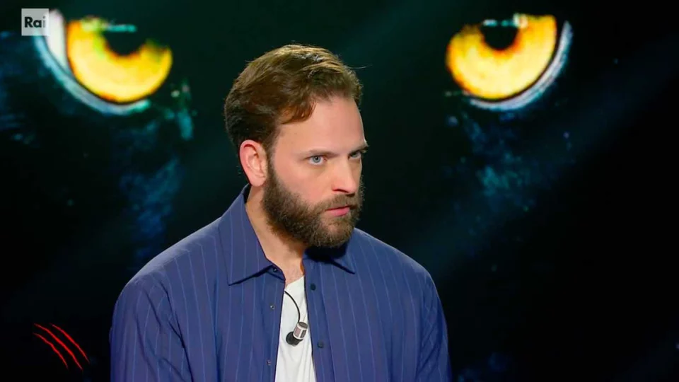 Alessandro Borghi manda a quel paese l'ex regista di Mare Fuori