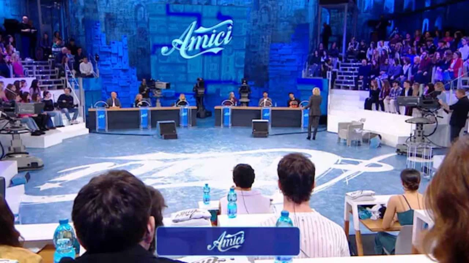 Amici, volto storico si candida come insegnante- ecco chi è