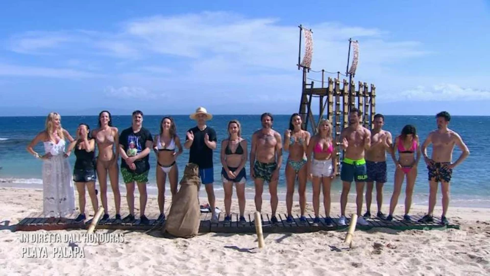 Isola, è nata la prima coppia? Due naufraghi vicini (e Sonia Bruganelli l'aveva previsto)