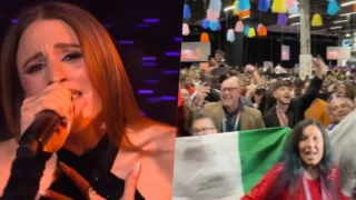 Giulia Salemi scatenata in sala stampa mentre canta e balla La Noia