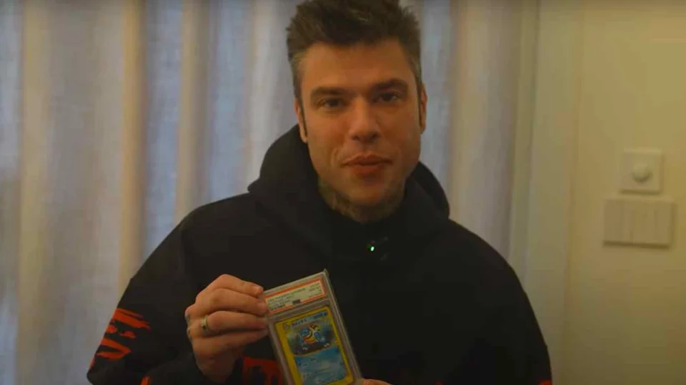 Fedez ha una speciale collezione di carte Pokémon che costa quanto un'auto (il prezzo da capogiro)
