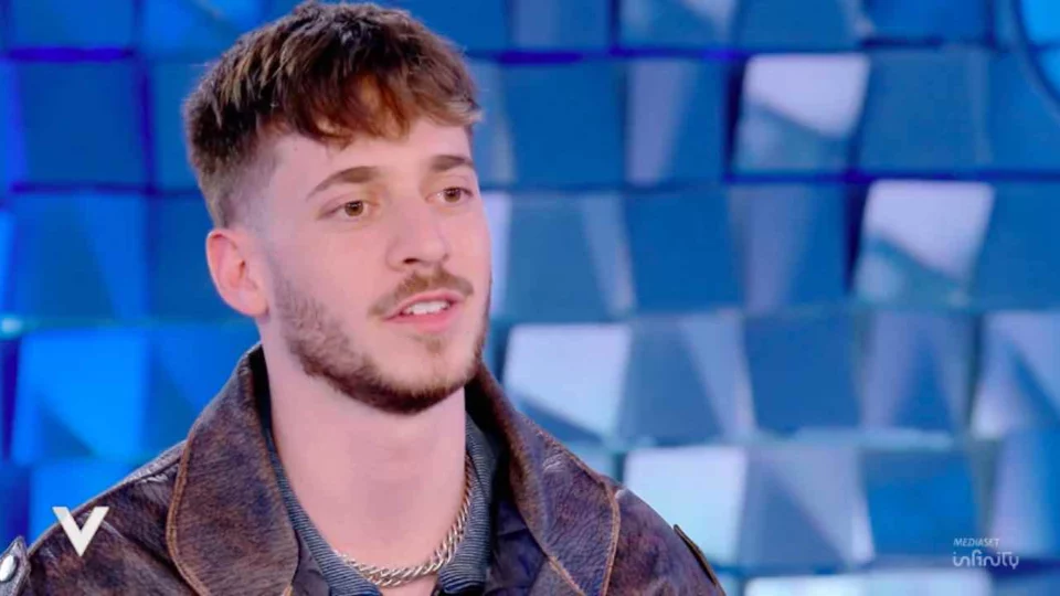 Holden nega la storia con Sarah ma spiega perché ha deciso di dedicarle il suo primo EP