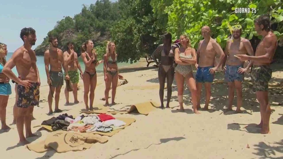 Isola, alta tensione tra due naufraghe e scoppia la lite: 