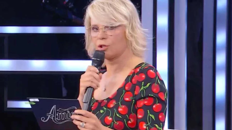 Maria De Filippi commette una gaffe durante la finale (ma si corregge subito)