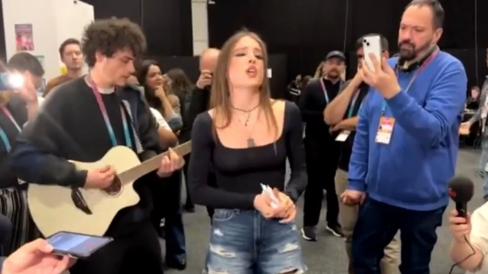 Angelina Mango arriva in sala stampa di Eurovision e canta Imagine