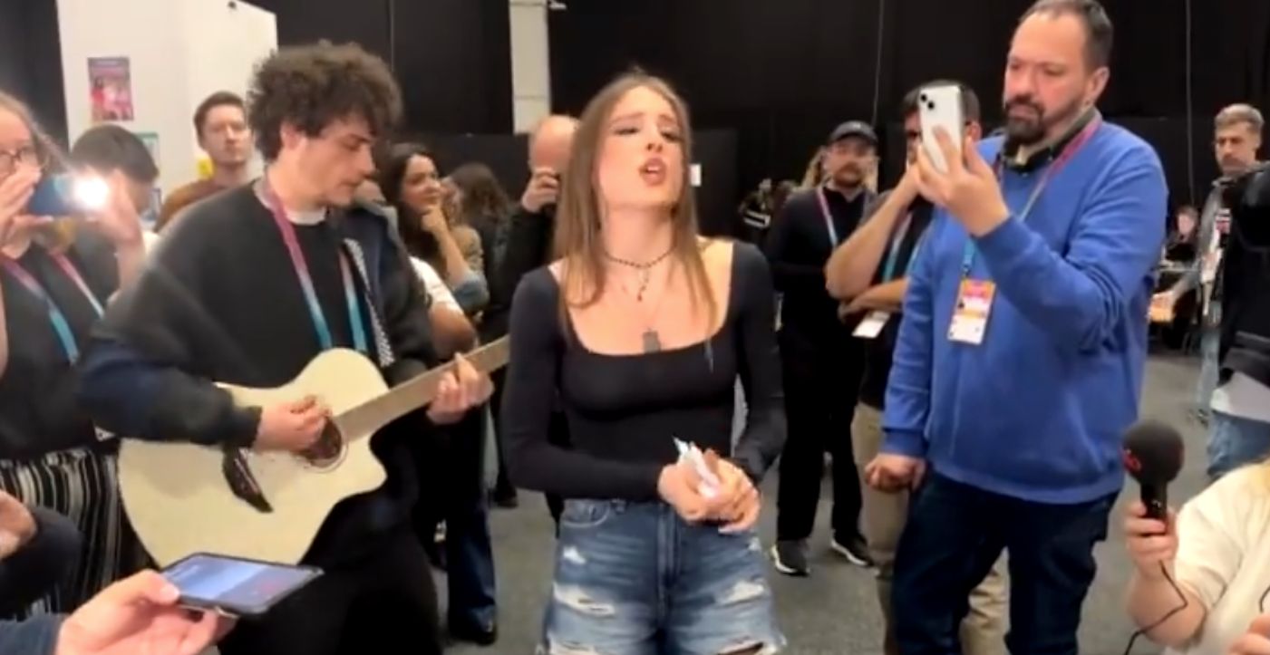 Angelina Mango arriva in sala stampa di Eurovision e canta Imagine