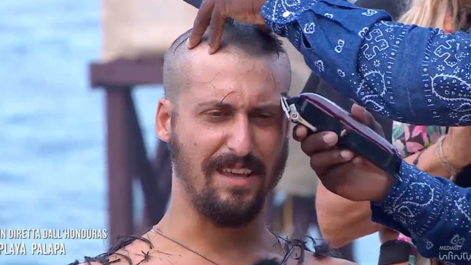 Edoardo Franco si taglia i capelli a zero per vincere una cena