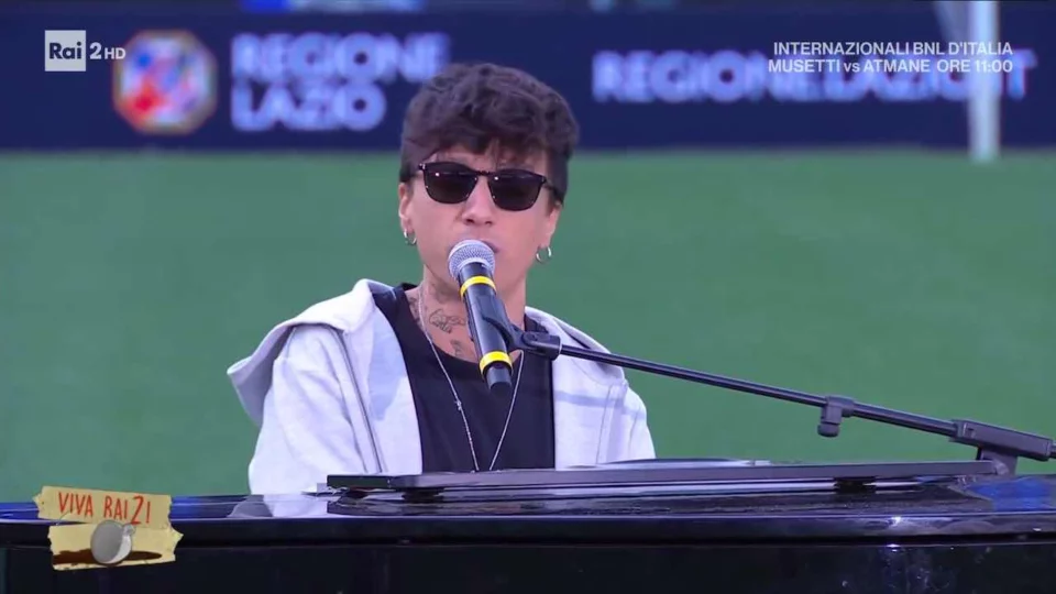 Ultimo conquista lo Stadio Olimpico e presenta il nuovo singolo Altrove a Viva Rai 2: l'emozionante esibizione