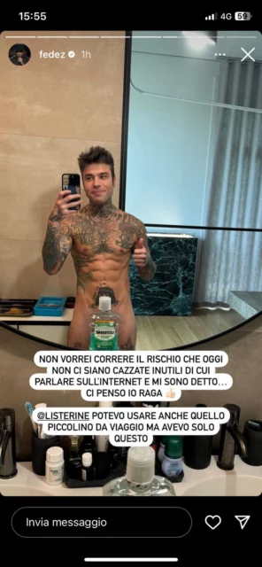 Fedez nudo in bagno