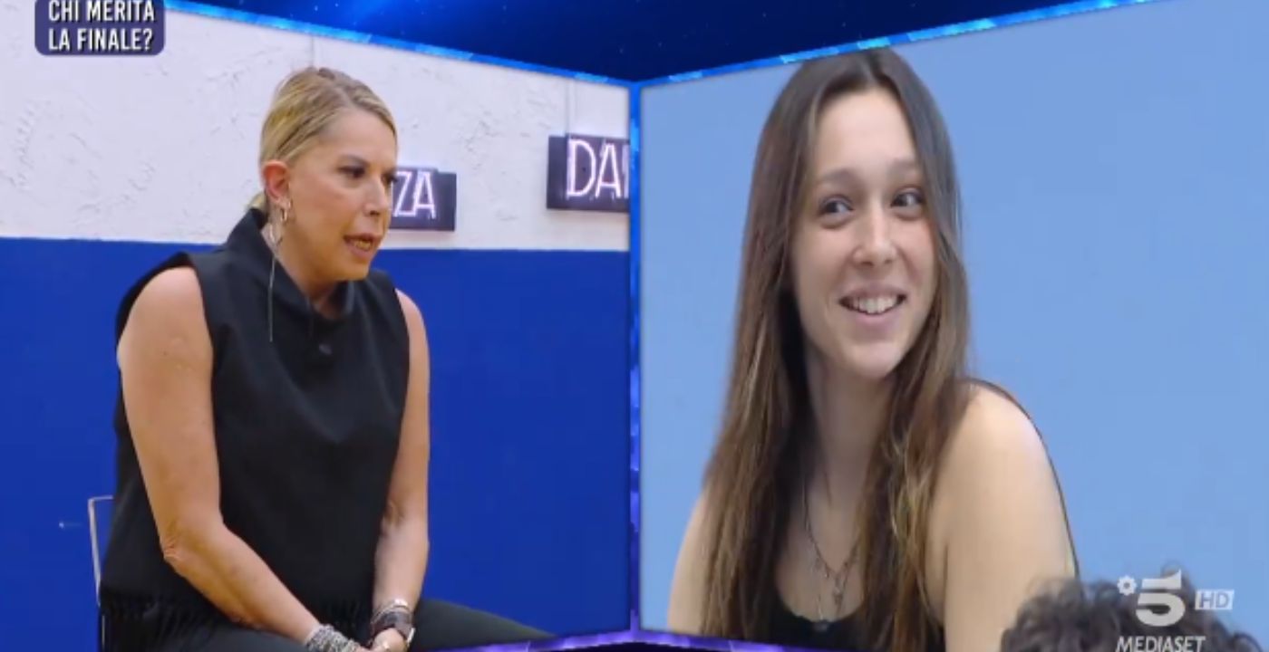 Anna Pettinelli a sorpresa rivela che Sarah si meriterebbe la finale: “Nel Serale è esplosa” (VIDEO)