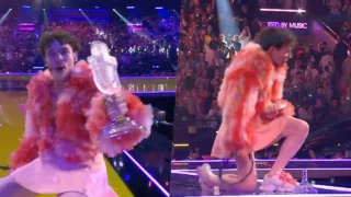 Nemo della Svizzera vince l'Eurovision ma rompe il trofeo