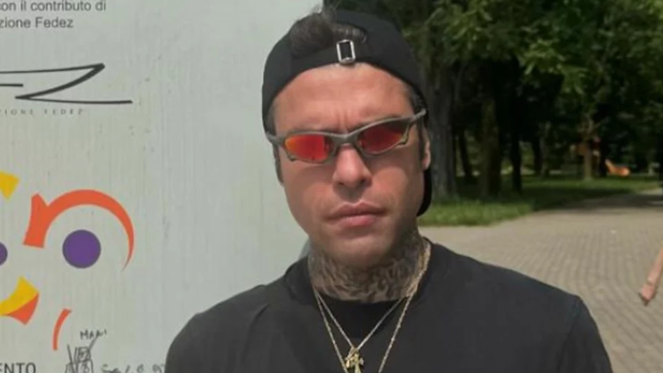 Fedez torna sui social e posta una foto dall'ospedale