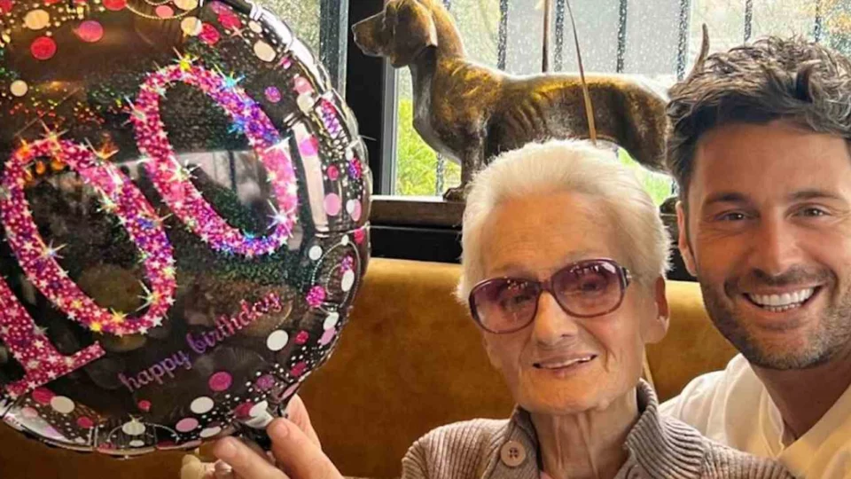 Filippo Bisciglia, morta la nonna: il dolce messaggio del conduttore