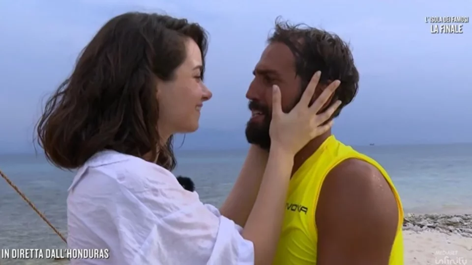 Aras, annuncia matrimonio con la fidanzata tra meno di un anno