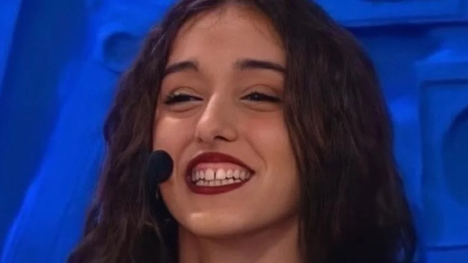 Giulia Stabile ancora offesa per i suoi denti: la risposta da applausi