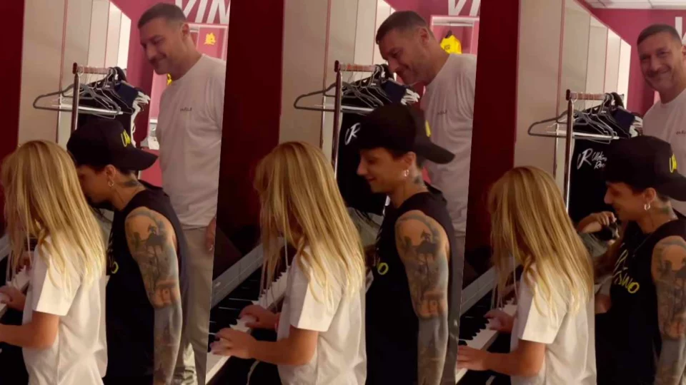 Ultimo suona il piano insieme a Isabel, figlia di Totti e Ilary Blasi