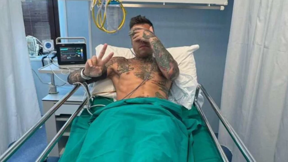 Fedez, il medico che l'ha assistito svela come sta