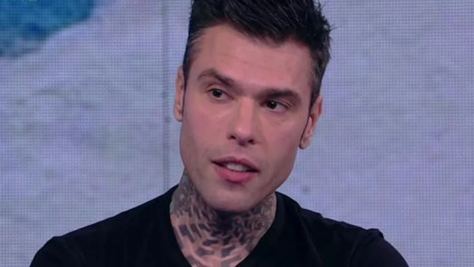 Fedez beccato a baciarsi con una ragazza e non è Garance Authié