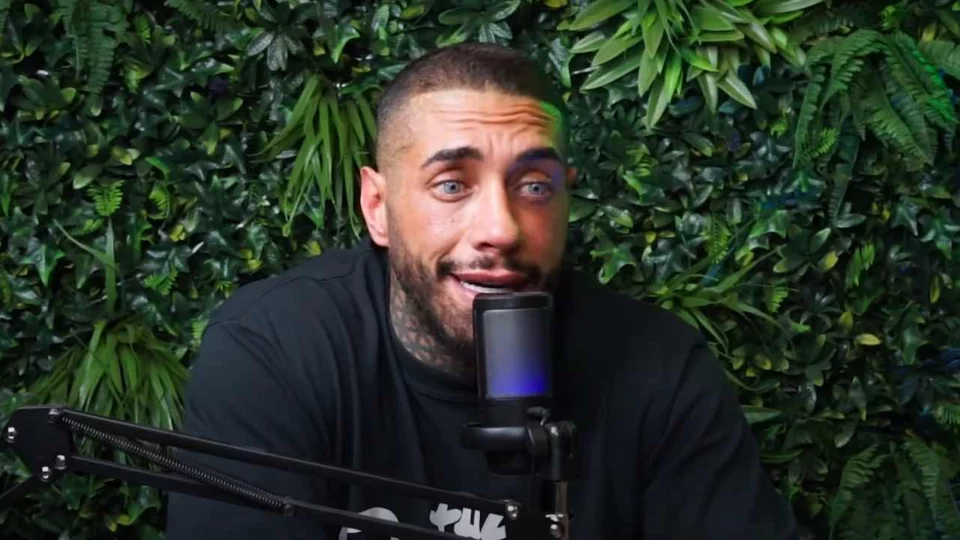 Francesco Chiofalo spara a zero sui colleghi influencer: “Non sappiamo fare un c***o”