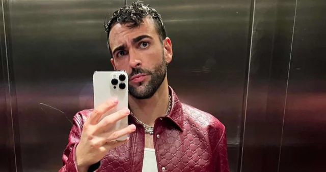 Marco Mengoni paparazzato in vacanza con il suo migliore amico