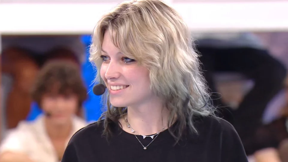 Amici 23, Mew replica in maniera perfetta a una critica