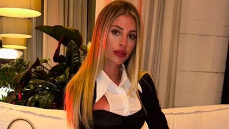 Chiara Nasti licenzia e denuncia la colf accusandola di averle rubato oggetti di valore
