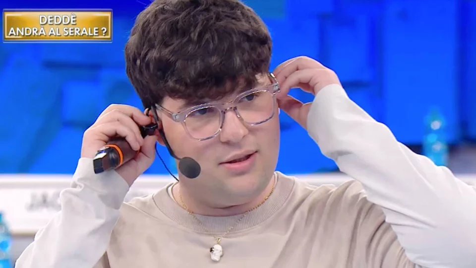 Amici 24, Deddè si blocca mentre canta e chiede di ricominciare