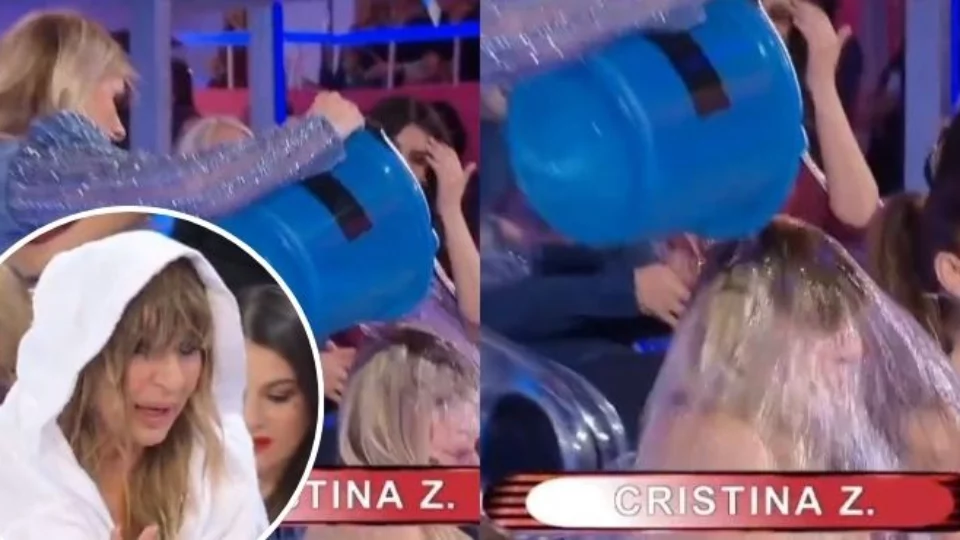 Tina Cipollari tira a Gemma una secchiata d'acqua durante la sfilata