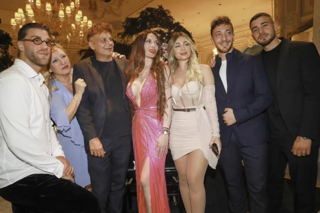 Donatella con Tiziano Soddimo e altri ragazzi del programma âLâOccasione Giustaâ
