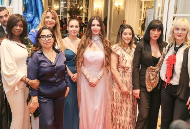 Donatella con alcune stiliste e fashion stilista della sfilata