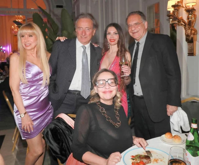Donatella durante la cena con Alessandro Cecchi Paone, Amedeo Goria, Gaia Zucchi, Sabina Fattibene