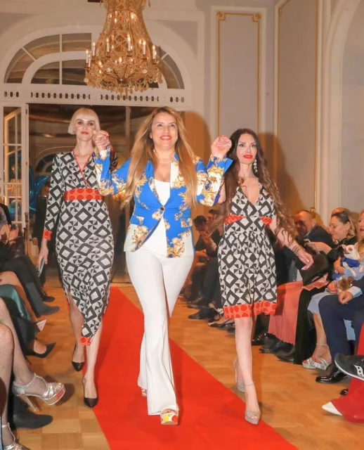 Donatella durante la sfilata con Abiddikkia (Giovanna Mandarano)