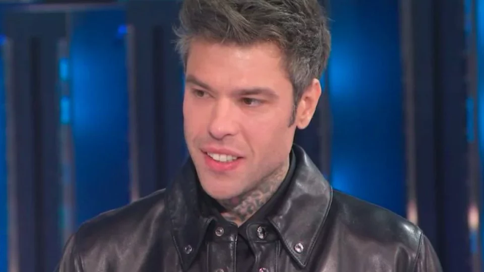 Fedez non ci va leggero, altra frecciata nel nuovo singolo: 